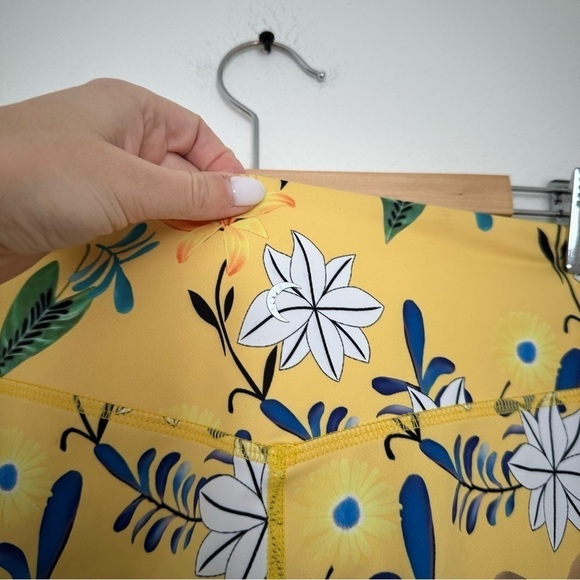 ZYIA Reflective Light N Tight Leggings High Rise Yellow Floral Size 8-6 Women’s - Picture 2 of 8